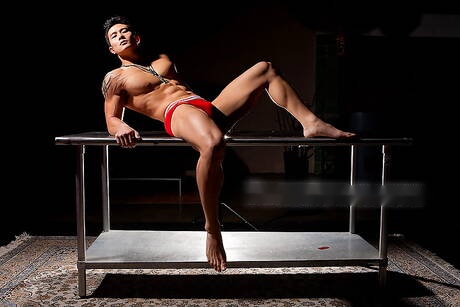 アジア人ボディビルダーのピーター・レが屋外で筋肉ボディを披露