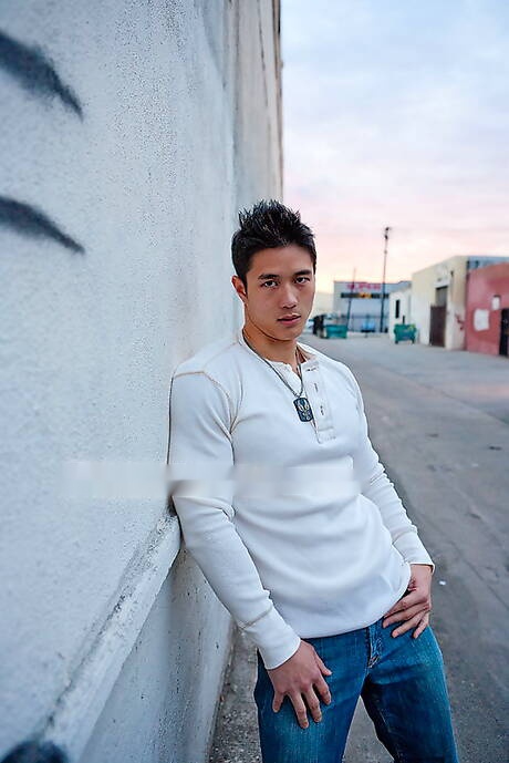 El culturista asiático Peter Le muestra un cuerpo musculoso al aire libre