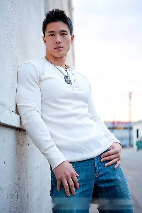 アジア人ボディビルダーのピーター・レが屋外で筋肉ボディを披露