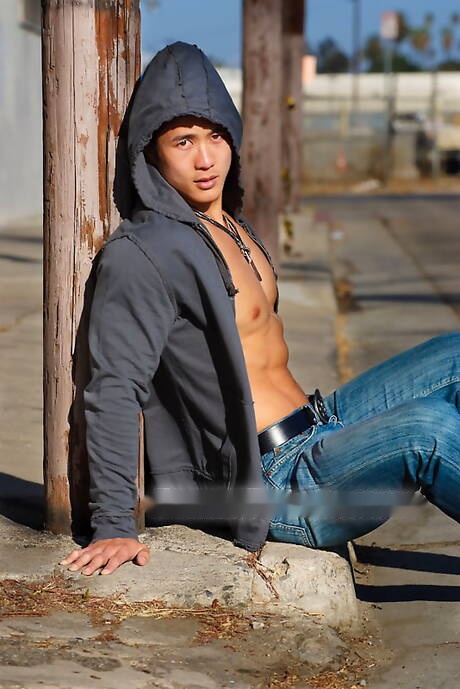 El fuerte toro asiático Peter Le se quita la ropa afuera