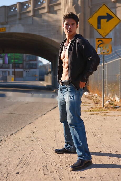 El fuerte toro asiático Peter Le se quita la ropa afuera