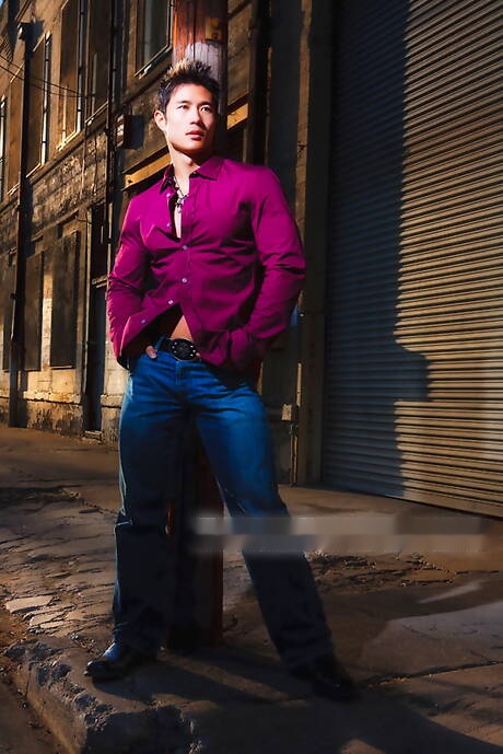 El fuerte toro asiático Peter Le se quita la ropa afuera