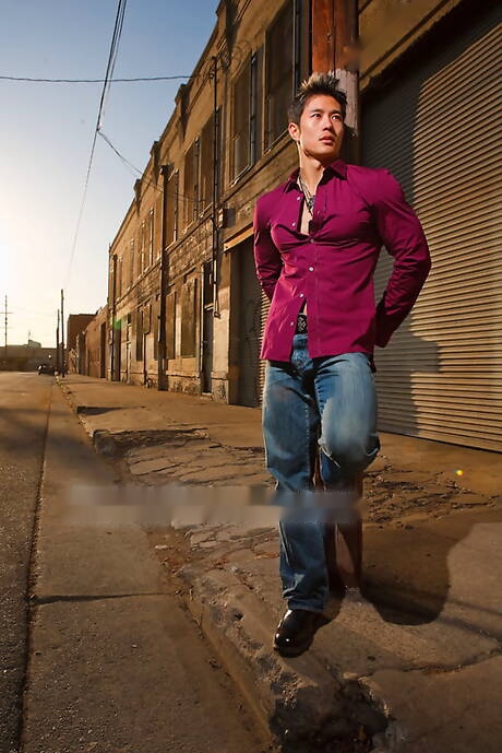 El fuerte toro asiático Peter Le se quita la ropa afuera