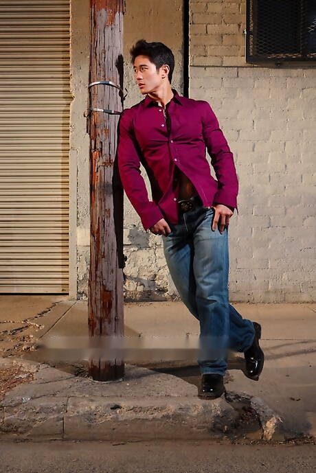 El fuerte toro asiático Peter Le se quita la ropa afuera