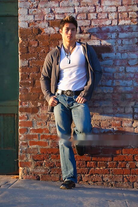 El fuerte toro asiático Peter Le se quita la ropa afuera