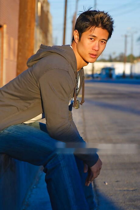 El fuerte toro asiático Peter Le se quita la ropa afuera