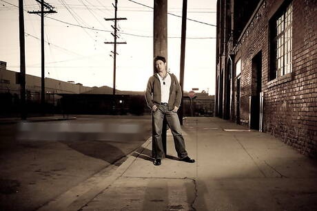 El fuerte toro asiático Peter Le se quita la ropa afuera