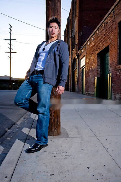 El fuerte toro asiático Peter Le se quita la ropa afuera