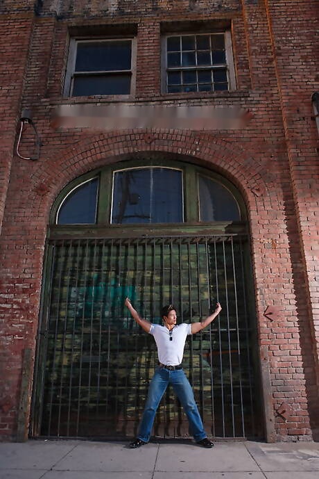 El fuerte toro asiático Peter Le se quita la ropa afuera