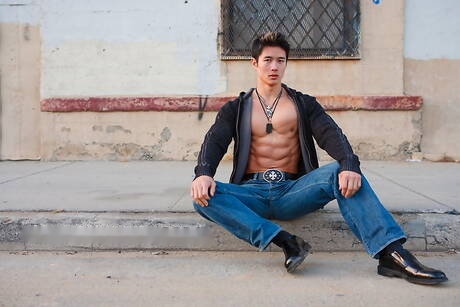 El fuerte toro asiático Peter Le se quita la ropa afuera