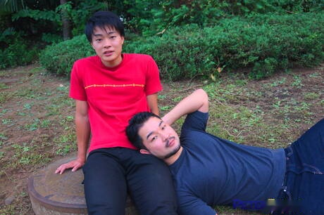 El galán Higaken y el semental Yukiya se follan mutuamente en el baño