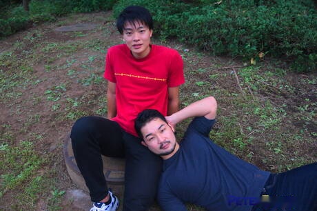 El galán Higaken y el semental Yukiya se follan mutuamente en el baño