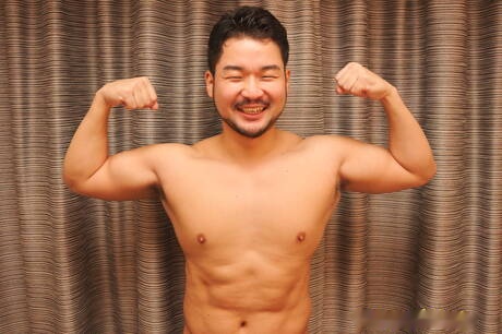 El galán Higaken y el semental Yukiya se follan mutuamente en el baño