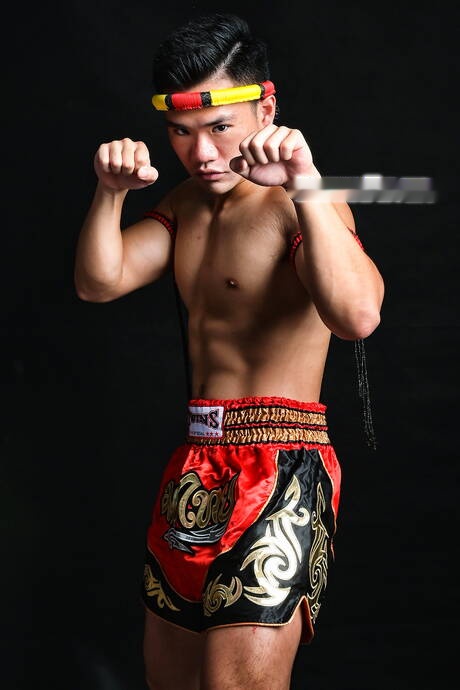 Husky guy Don and muscular Hen shows a perfect body