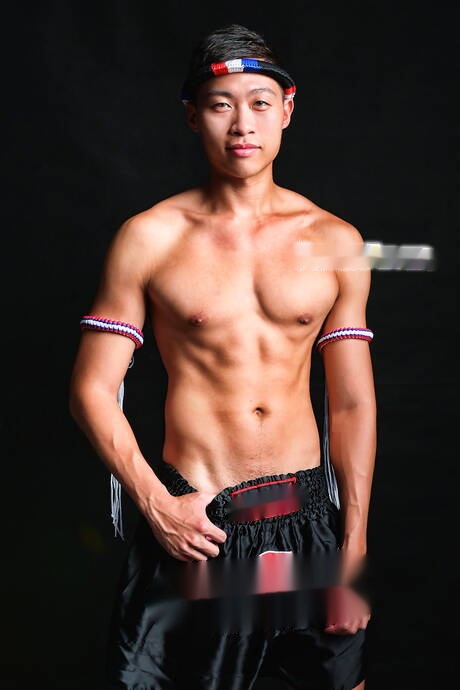 El chico husky Don y el musculoso Hen muestran un cuerpo perfecto