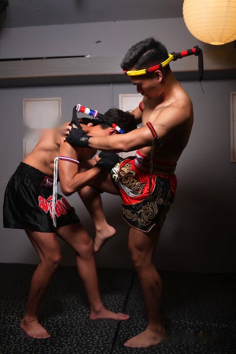 El chico husky Don y el musculoso Hen muestran un cuerpo perfecto