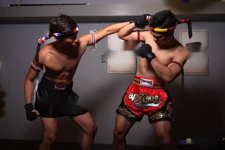 El chico husky Don y el musculoso Hen muestran un cuerpo perfecto