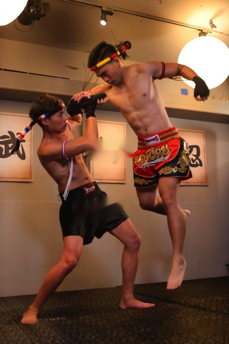 El chico husky Don y el musculoso Hen muestran un cuerpo perfecto