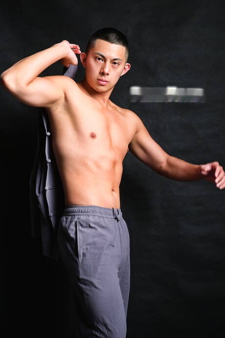 Hete hengst Bobby en aantrekkelijke jongen Wei poseren naakt