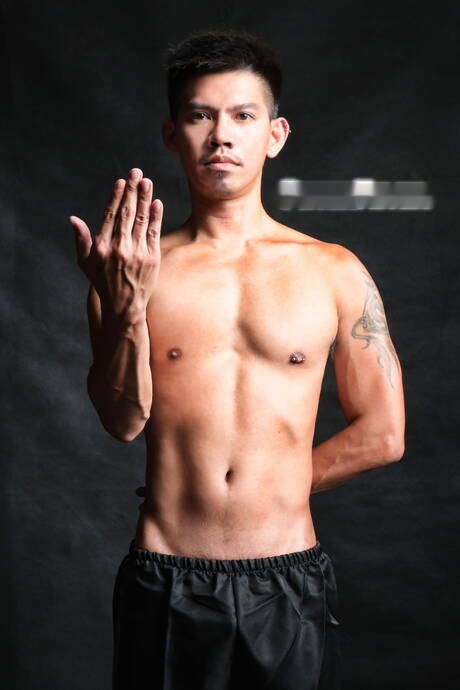 Hete hengst Bobby en aantrekkelijke jongen Wei poseren naakt