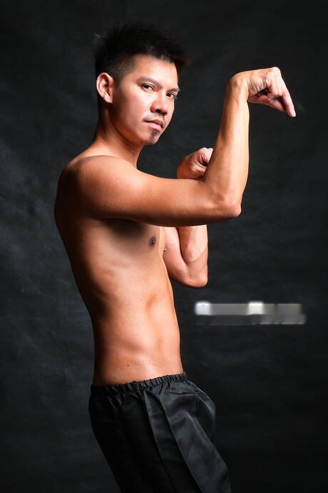 Hete hengst Bobby en aantrekkelijke jongen Wei poseren naakt