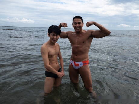 帥哥 Fuji 和性感男友 Ryuji 在熱水淋浴中互相吸吮和操弄