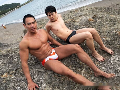 帥哥 Fuji 和性感男友 Ryuji 在熱水淋浴中互相吸吮和操弄