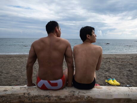 帥哥 Fuji 和性感男友 Ryuji 在熱水淋浴中互相吸吮和操弄