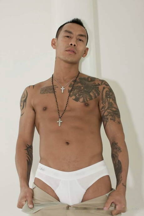 Oriental beautiful boy Keni Styles shows a perfect body