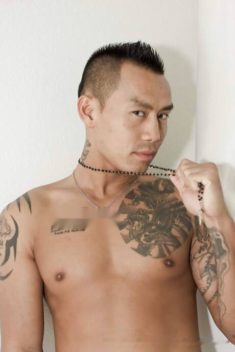 Oriental beautiful boy Keni Styles shows a perfect body