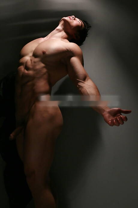 Orientalny byk Peter Le rozbiera się i pokazuje ładny tyłek