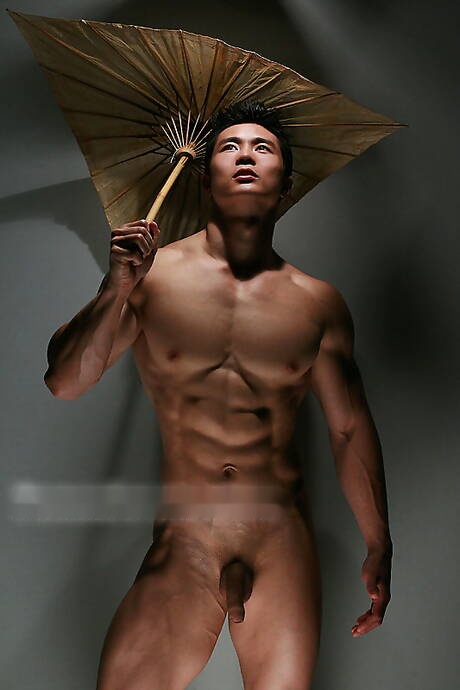 Orientalny byk Peter Le rozbiera się i pokazuje ładny tyłek