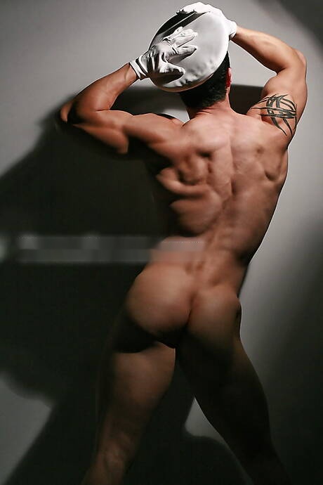 Orientalny byk Peter Le rozbiera się i pokazuje ładny tyłek