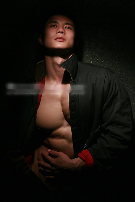 Orientalny byk Peter Le rozbiera się i pokazuje ładny tyłek