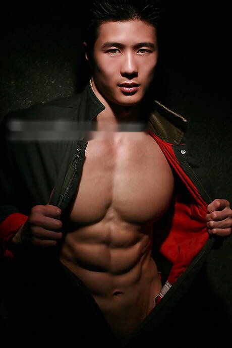 Orientalny byk Peter Le rozbiera się i pokazuje ładny tyłek