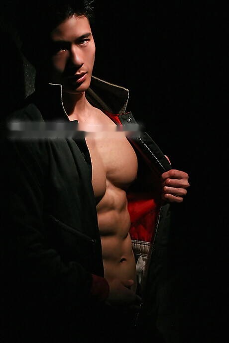 Orientalny byk Peter Le rozbiera się i pokazuje ładny tyłek