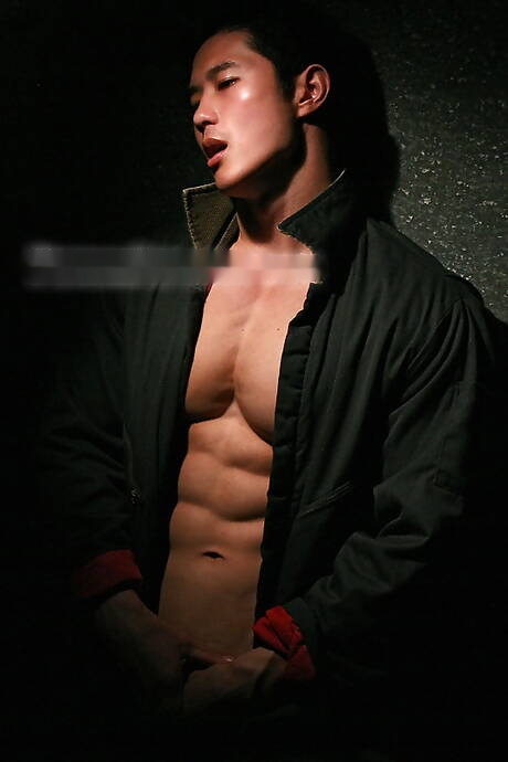 Orientalny byk Peter Le rozbiera się i pokazuje ładny tyłek