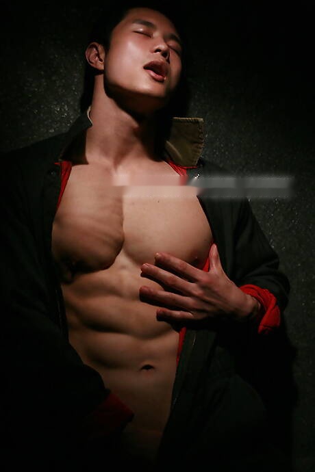 Orientalny byk Peter Le rozbiera się i pokazuje ładny tyłek