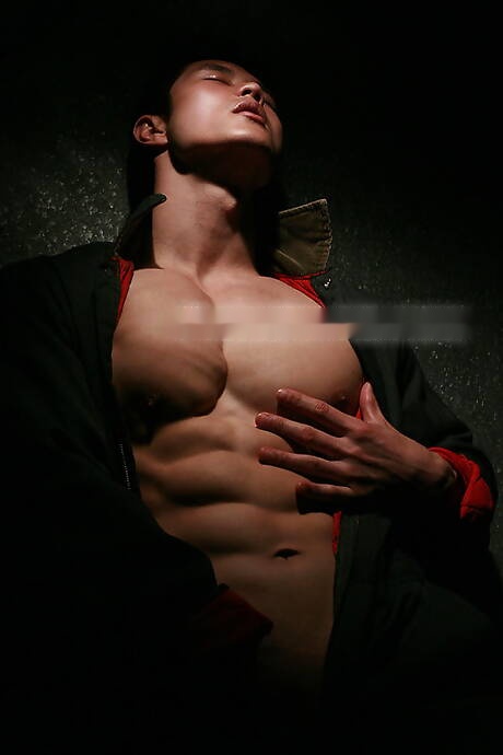 Orientalny byk Peter Le rozbiera się i pokazuje ładny tyłek