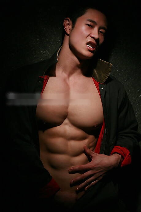 Orientalny byk Peter Le rozbiera się i pokazuje ładny tyłek