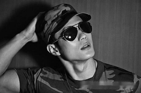 Amerykański azjatycki kulturysta Peter Le pozuje nago i pokazuje ładny tyłek