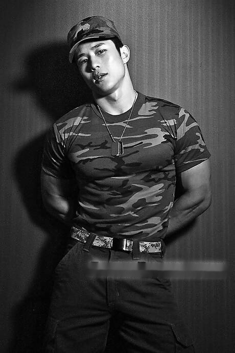 Amerykański azjatycki kulturysta Peter Le pozuje nago i pokazuje ładny tyłek