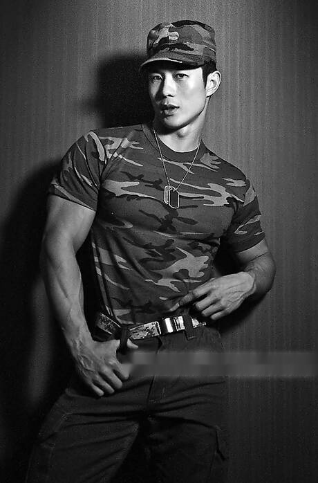 Amerykański azjatycki kulturysta Peter Le pozuje nago i pokazuje ładny tyłek