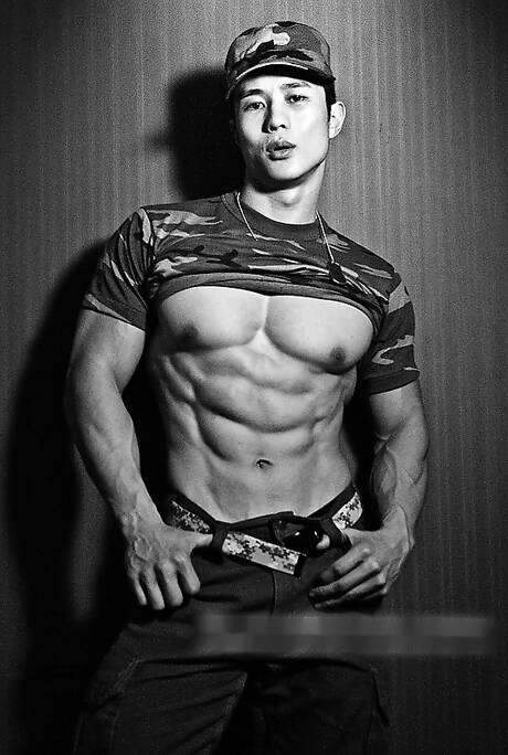 Amerykański azjatycki kulturysta Peter Le pozuje nago i pokazuje ładny tyłek