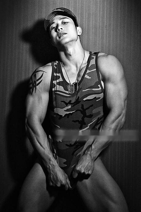 Amerykański azjatycki kulturysta Peter Le pozuje nago i pokazuje ładny tyłek