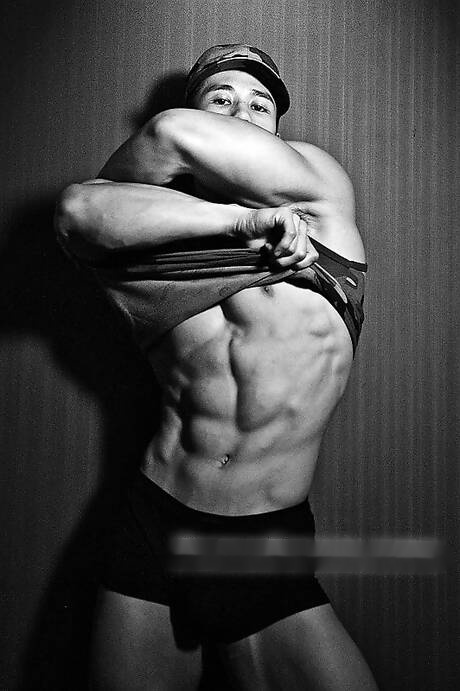 American asian bodybuilder Peter Le posing naked and showing nice ass