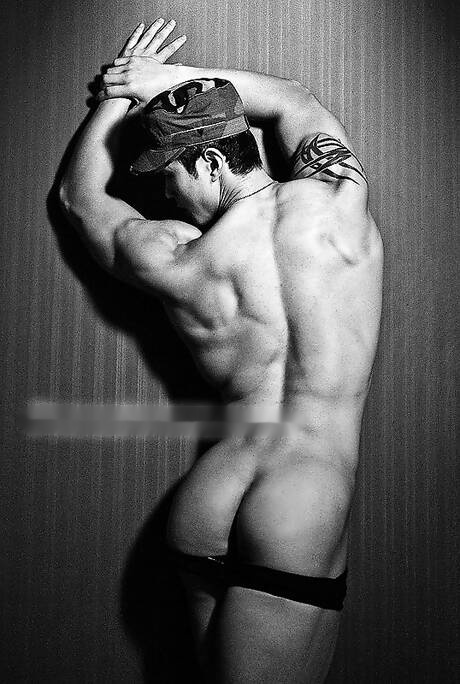 Amerykański azjatycki kulturysta Peter Le pozuje nago i pokazuje ładny tyłek