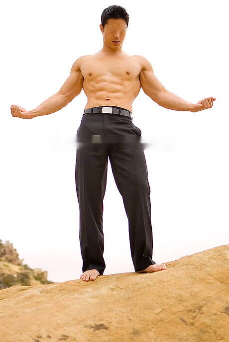 El toro fuerte oriental Peter Le muestra un cuerpo robusto al aire libre