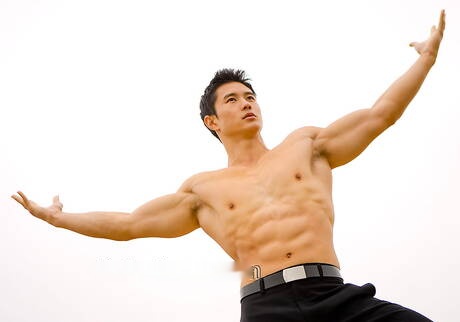 El toro fuerte oriental Peter Le muestra un cuerpo robusto al aire libre