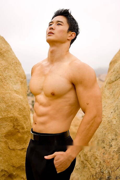 El toro fuerte oriental Peter Le muestra un cuerpo robusto al aire libre